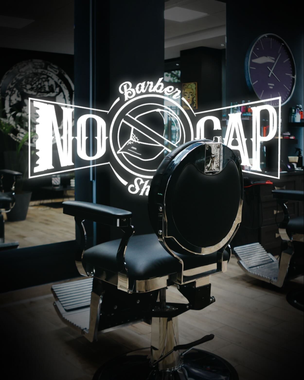 Το εσωτερικό του NO CAP: η φωτεινή πινακίδα NO CAP, χρωμιωμένη πολυθρόνα barber και ξύλινο δάπεδο